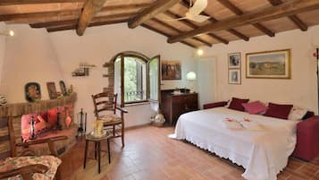 1 bedroom, desk, cribs/infant beds, rollaway beds