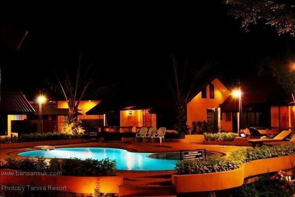 Una piscina al aire libre