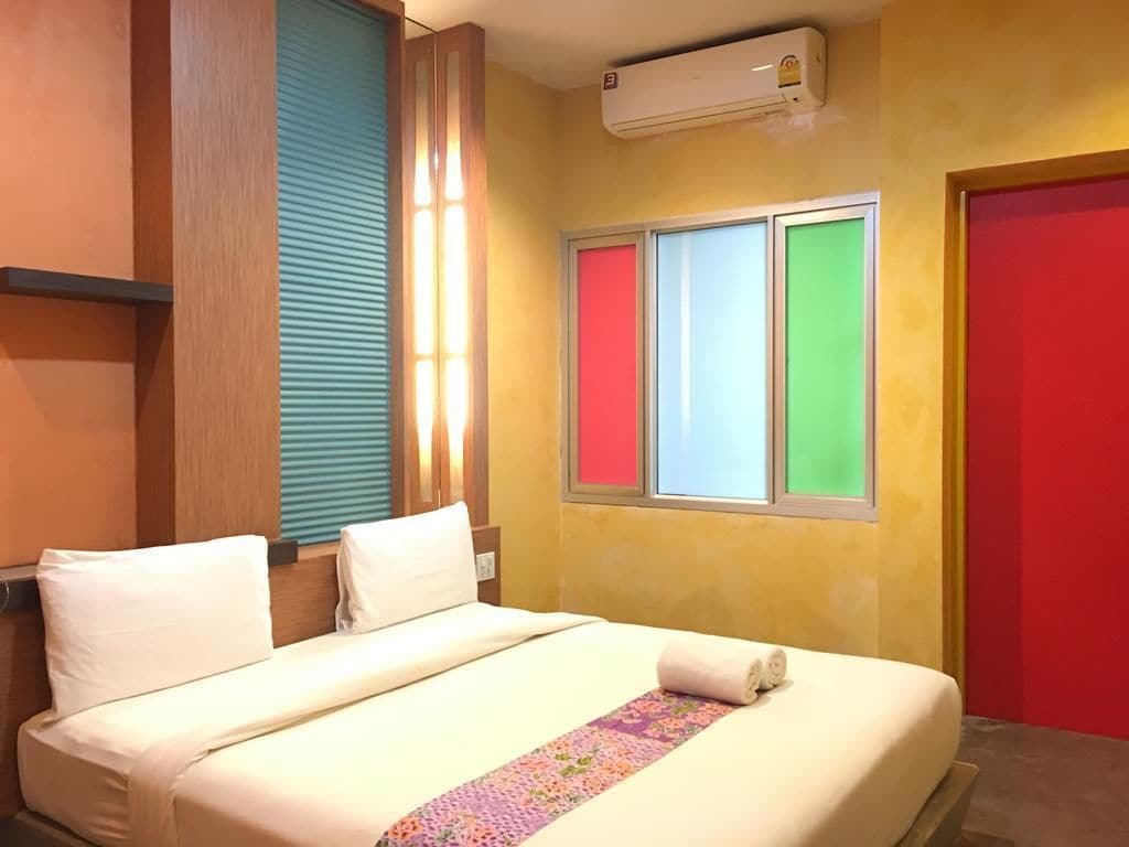 standard double room - building  | desk, rollaway beds, free wifi