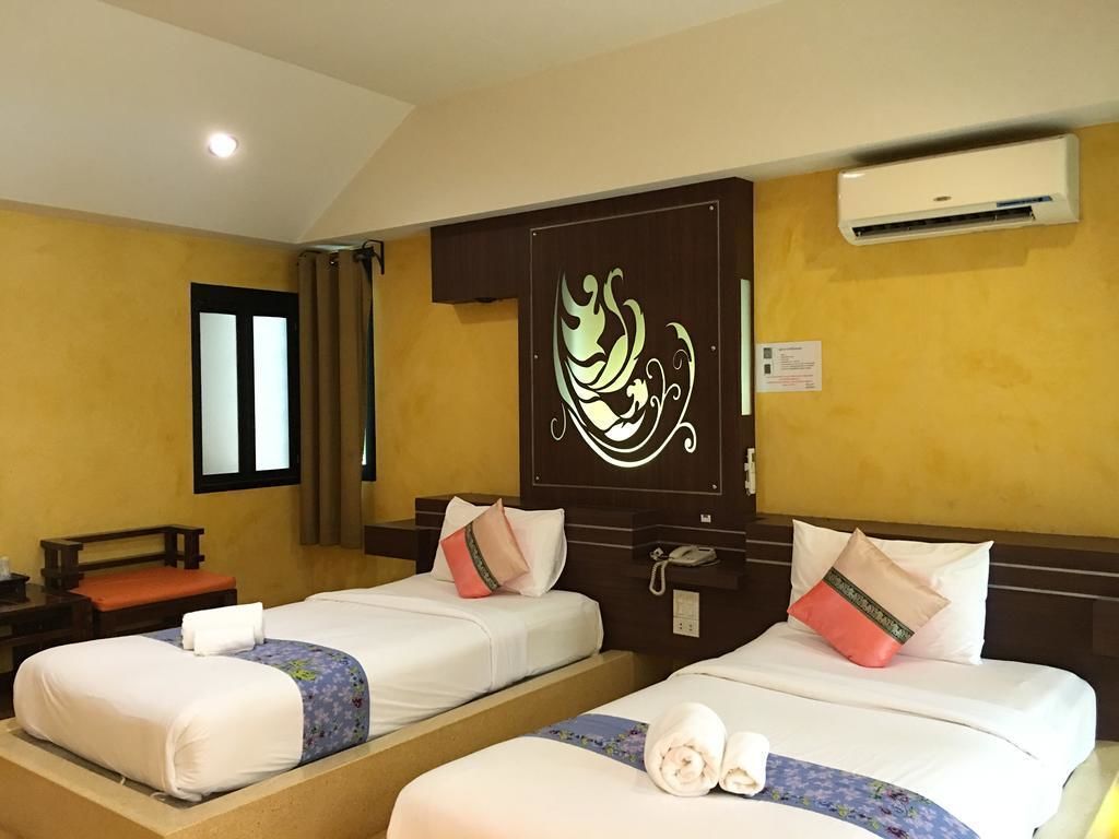 desk, rollaway beds, free wifi