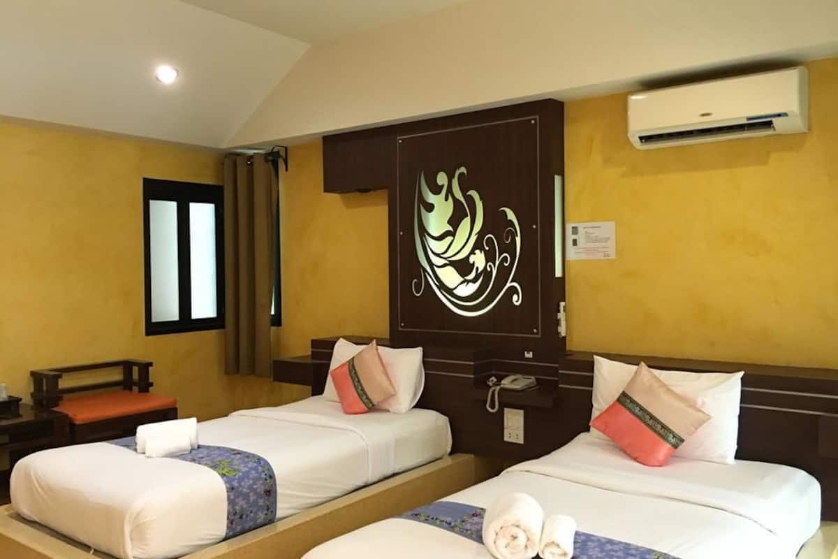 desk, rollaway beds, free wifi