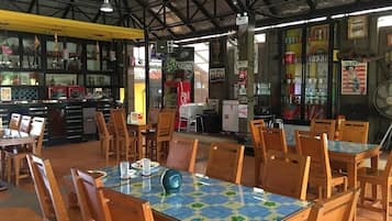 Petit déjeuner, déjeuner et dîner servis sur place