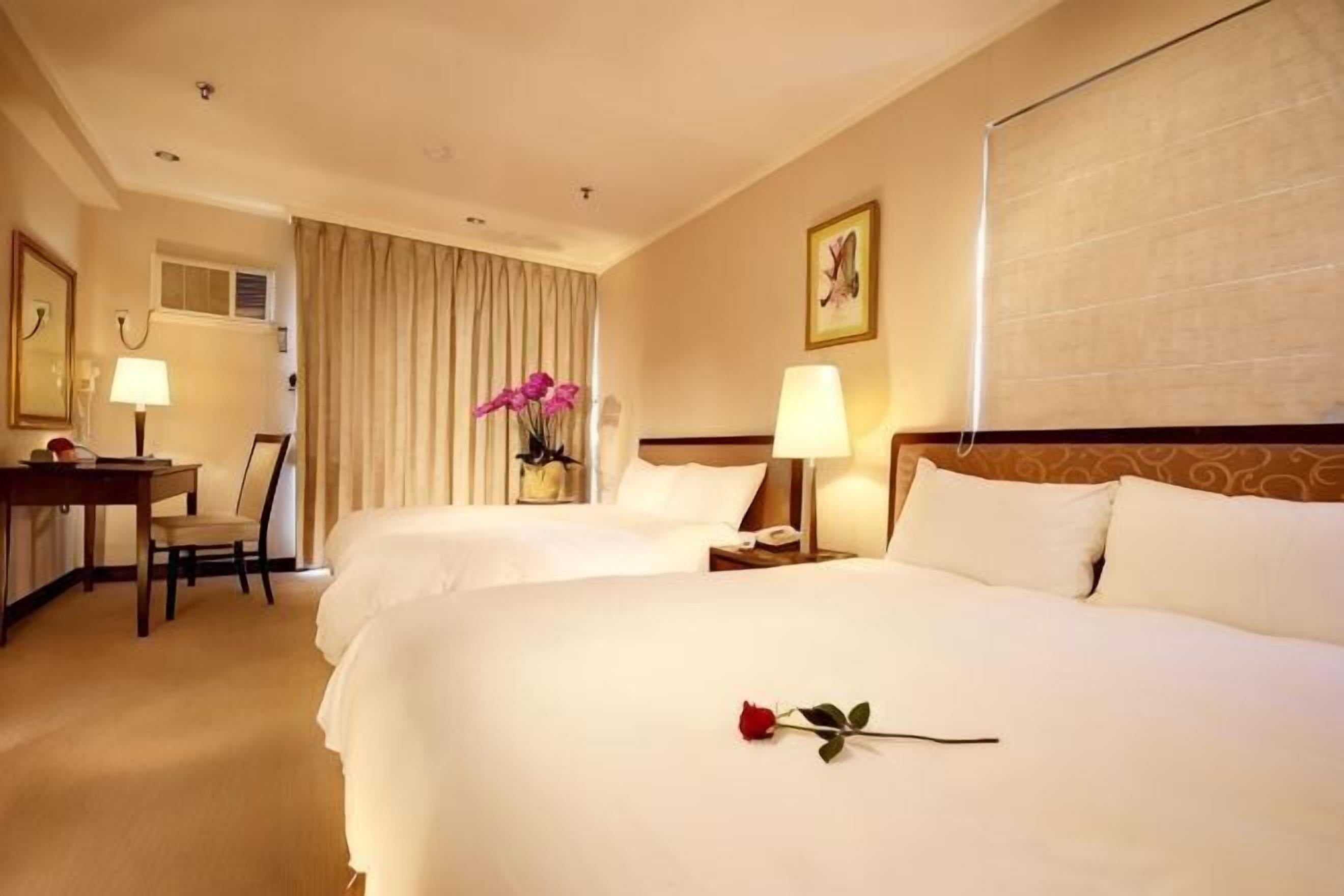 Premium bedding, desk, blackout drapes, free WiFi