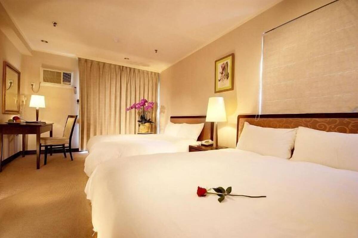 Ropa de cama de alta calidad, escritorio y cortinas blackout