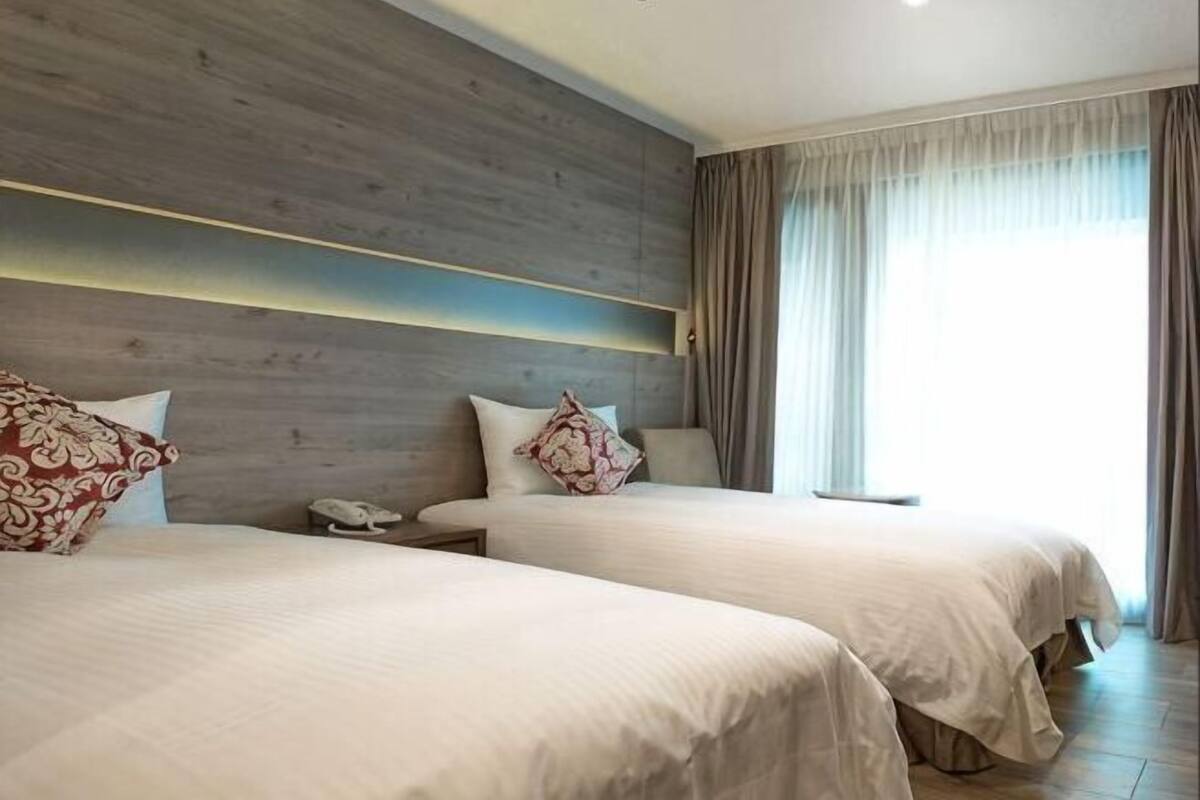 Premium bedding, desk, blackout drapes, WiFi (free)