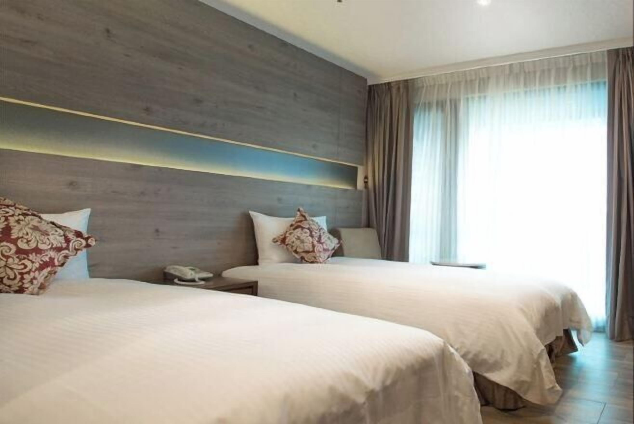 高档床上用品、办公桌、遮光窗帘、免费 WiFi