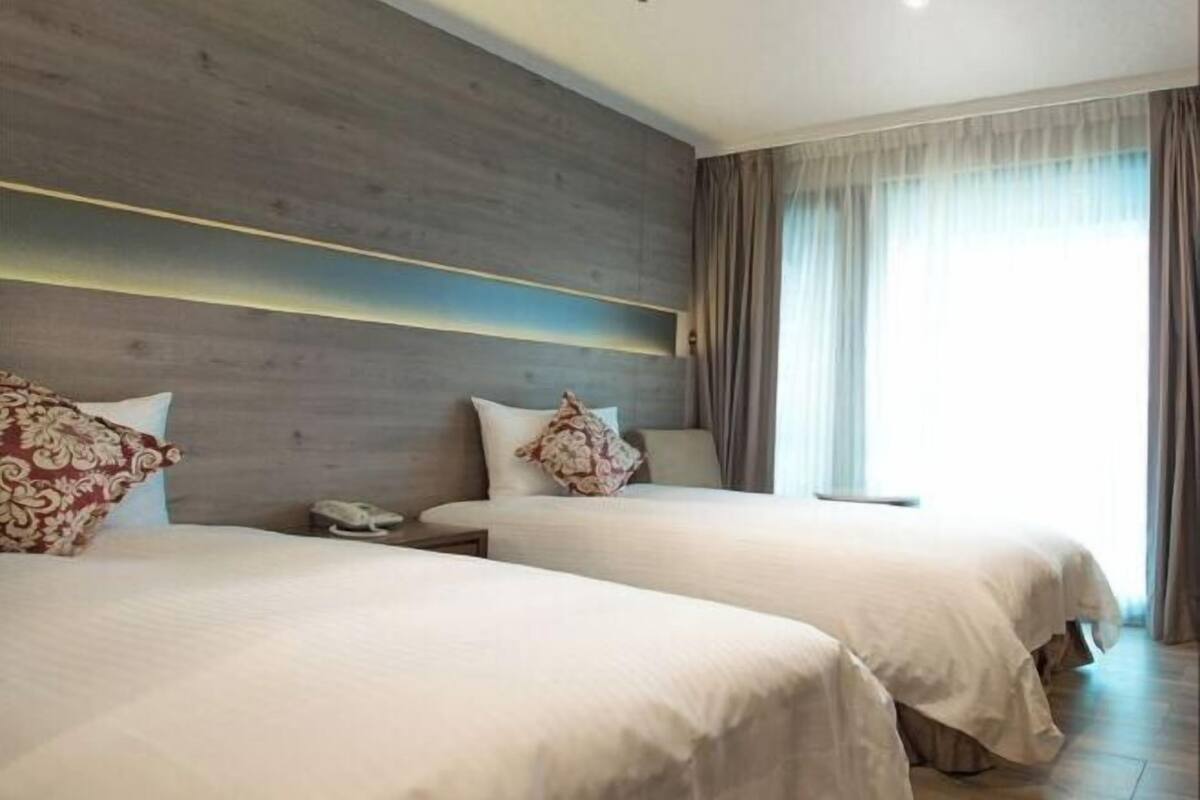 Ropa de cama de alta calidad, escritorio y cortinas blackout