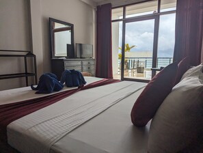 デラックス ダブルルーム キングベッド 1 台 | デスク、防音設備、WiFi (無料)