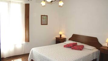 Desk, travel cot, bed sheets