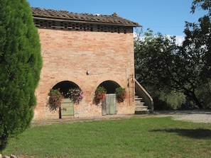 Courtyard - Agriturismo La Torretta (Siena)