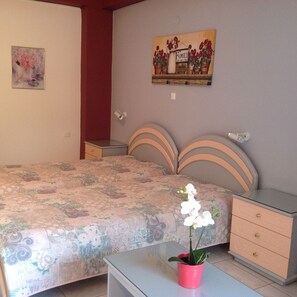 Premium bedding, iron/ironing board, free WiFi - Travlos Studios (Kefalonia)
