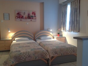 Premium bedding, iron/ironing board, free WiFi - Travlos Studios (Kefalonia)