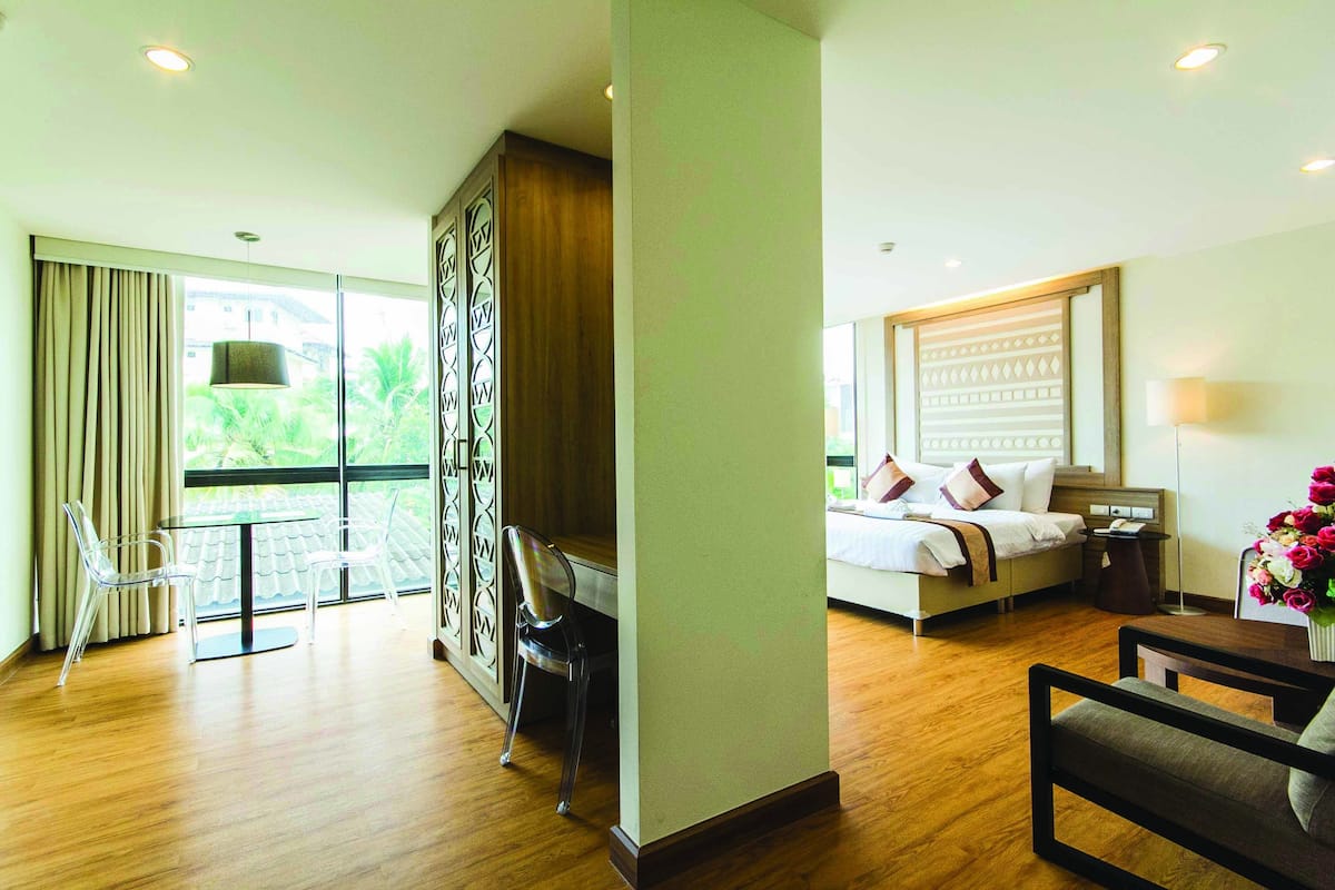 Deluxe Room | 1 bedroom, minibar, in-room safe, free WiFi