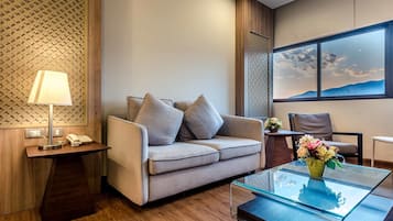 Suite familiare, 2 camere da letto | Soggiorno | TV LCD 49 pollici con canali via cavo, TV