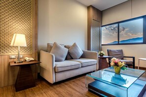 Phòng Suite dành cho gia đình, 2 phòng ngủ | Phòng khách | TV LCD 49-inch có truyền hình cáp, TV 