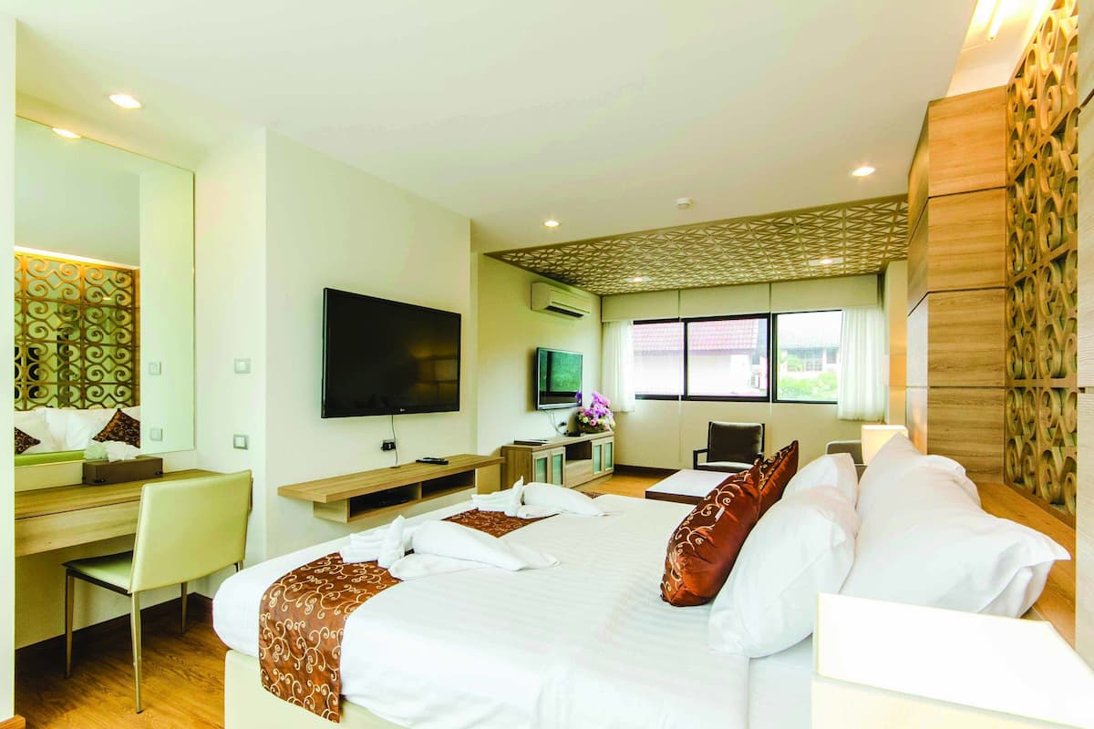 Ein Hotelzimmer mit Bett, Schreibtisch, Fernseher und einem Fenster mit Blick.
