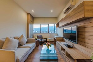 Phòng Suite dành cho gia đình, 2 phòng ngủ | Phòng khách | TV LCD 49-inch có truyền hình cáp, TV 