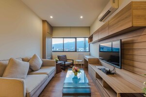 家庭套房, 2 间卧室 | 客厅 | 49-英寸液晶电视 （配备有线频道）、电视