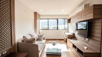 Suite familiare, 2 camere da letto | Soggiorno | TV LCD 49 pollici con canali via cavo, TV