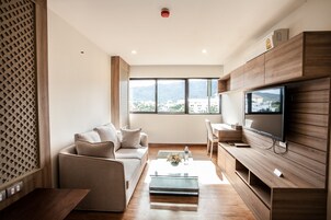 家庭套房, 2   间卧室 | 客厅 | 49-英寸液晶电视 （配备有线频道）、电视