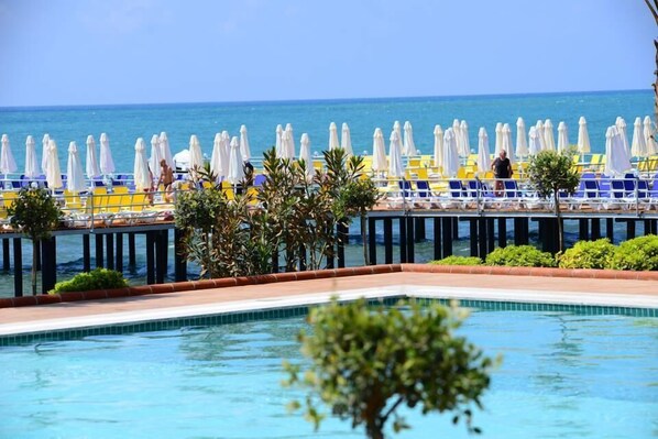 Piscine couverte, 3 piscines extérieures, parasols de plage