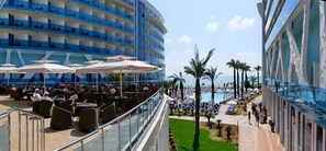 4 restaurants; breakfast, lunch, and dinner served