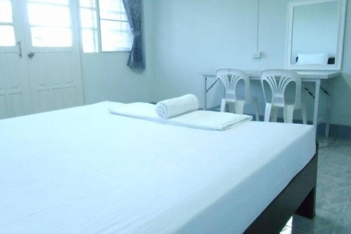 Standard Fan Room | Desk, blackout drapes, WiFi (free)