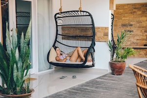 Poolside King with Balcony | Terraza o patio