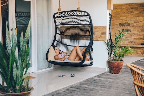 Poolside King | Terraza o patio
