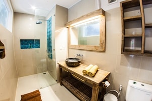 Poolside King with Balcony | Baño | Ducha, artículos de higiene personal gratuitos, bidé y toallas