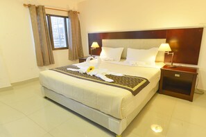 Suite Room with Balcony | In-room safe, desk, blackout curtains, free WiFi - Chaplin Inn (Pattaya)