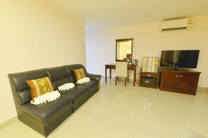 Suite Room with Balcony | In-room safe, desk, blackout drapes, free WiFi - Chaplin Inn (Pattaya)