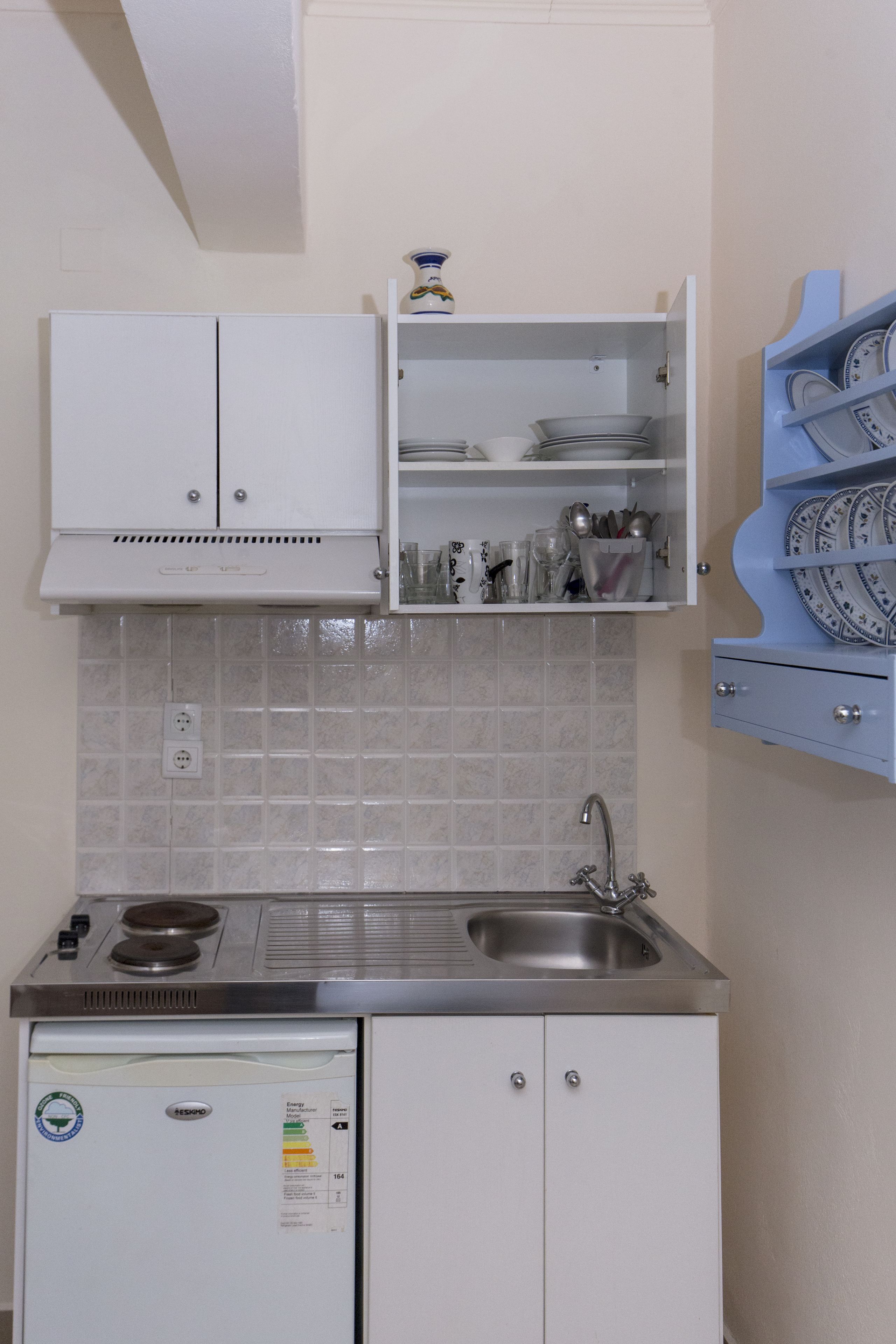 fridge, coffee/tea maker, electric kettle