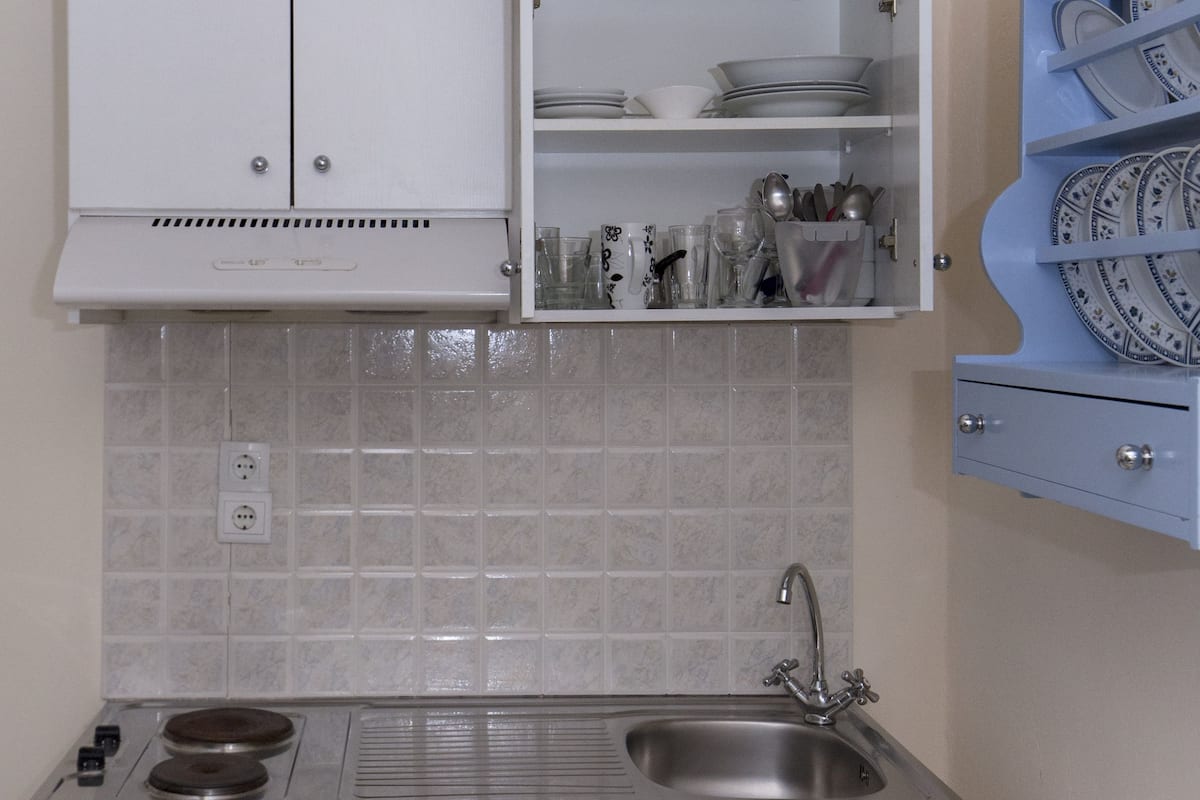 fridge, coffee/tea maker, electric kettle