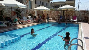 Studio, vue sur la piscine | Piscine | Piscine extérieure en saison, parasols, chaises longues
