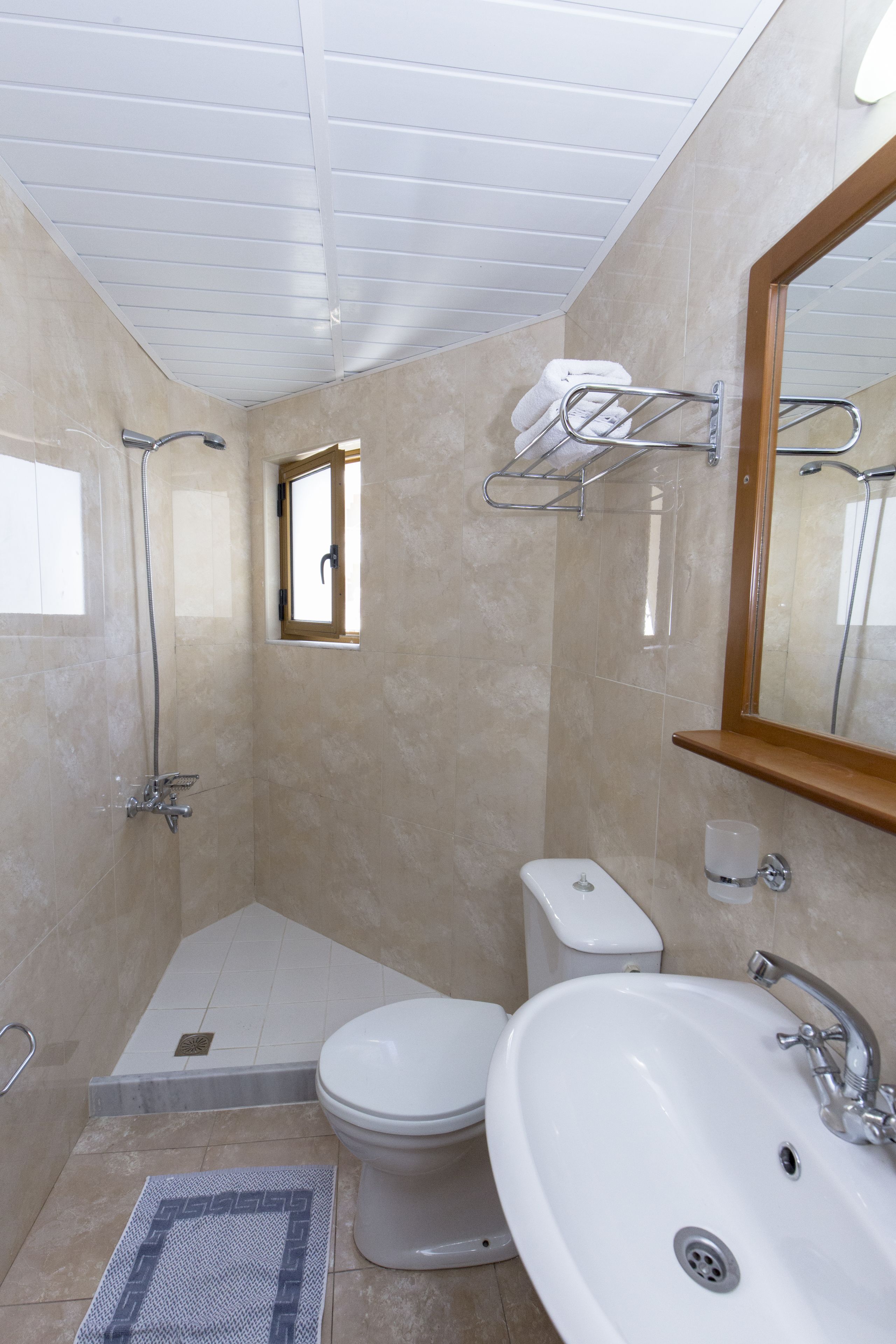 apartment, 2 bedrooms, garden view, ground floor | bathroom | shower, hair dryer, towels