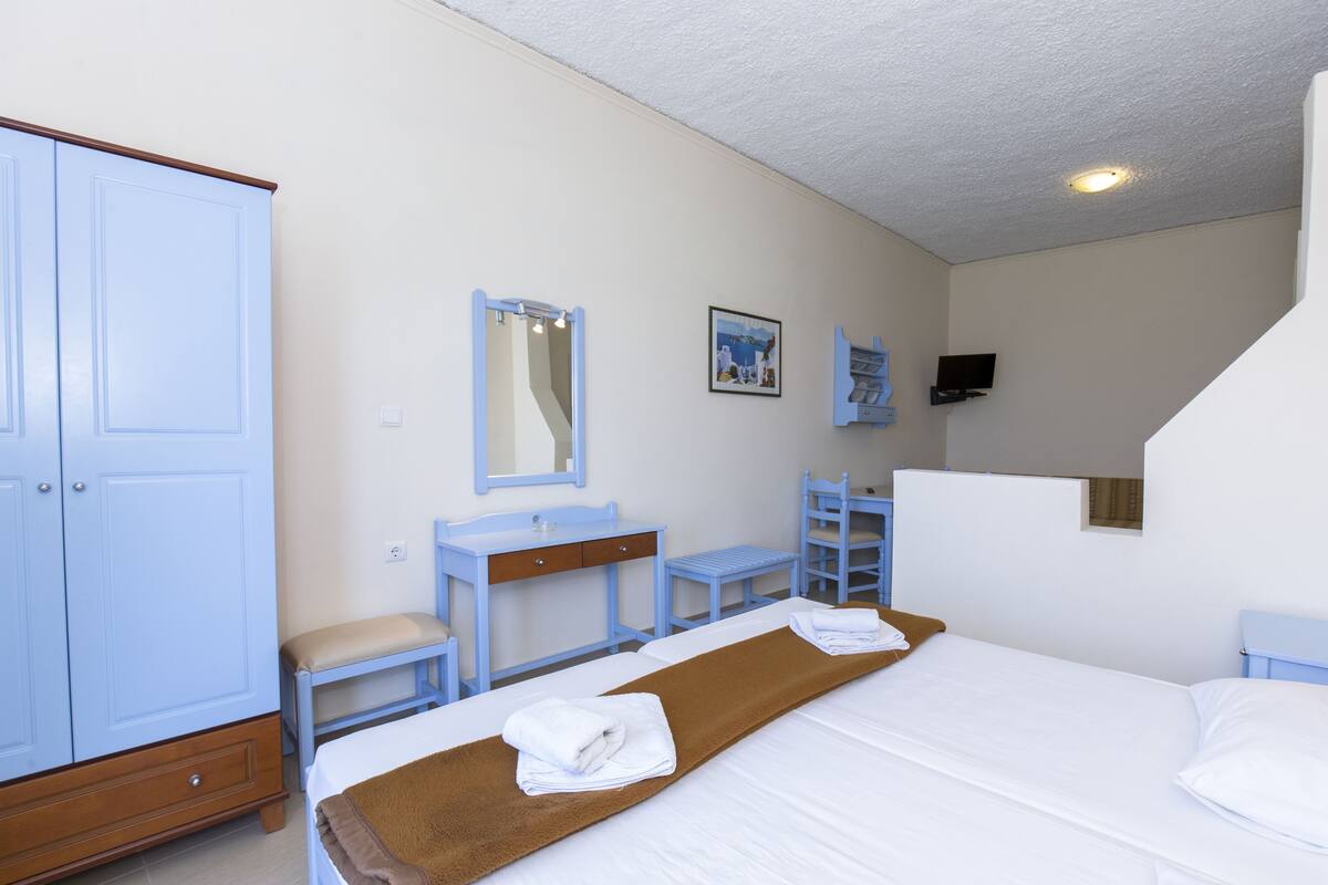 Economy Studio | In-room safe, iron/ironing board (on request), WiFi (free), bed sheets