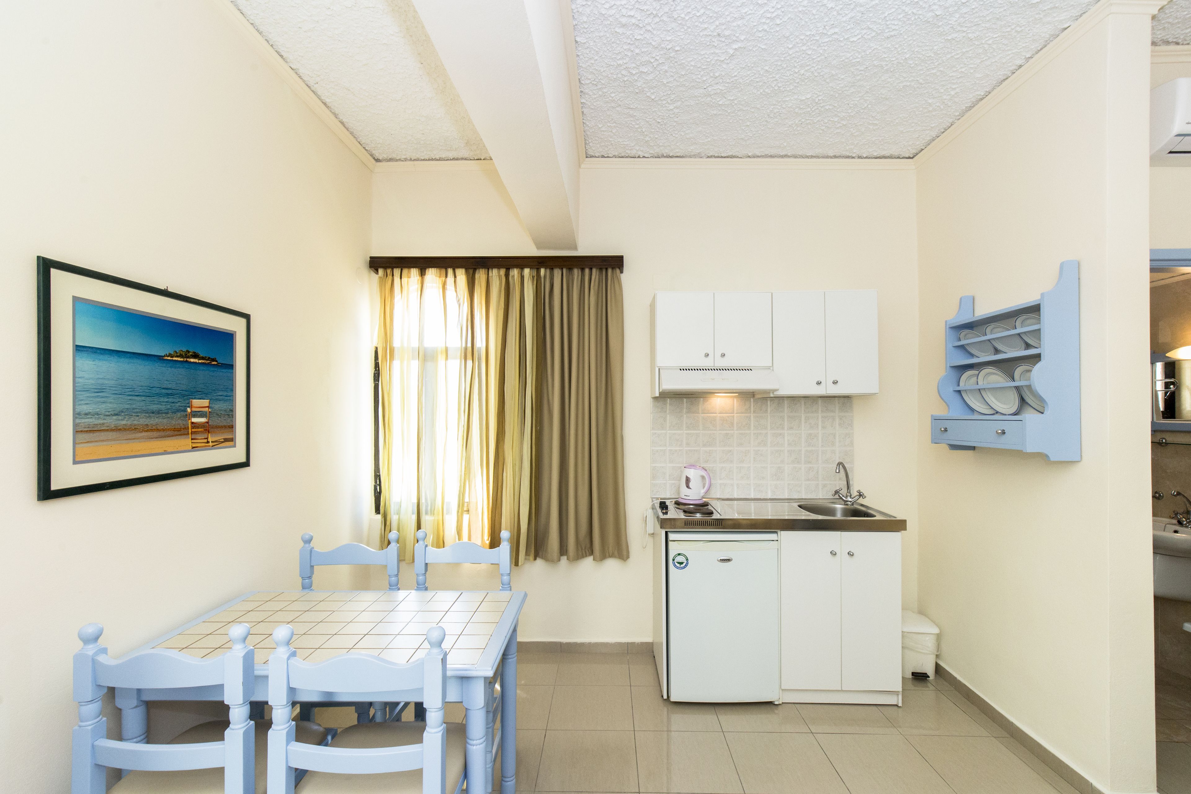 fridge, coffee/tea maker, electric kettle