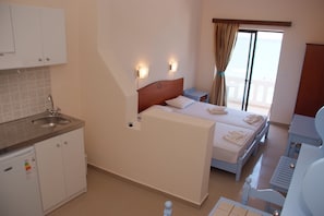 In-room safe, iron/ironing board, free WiFi, bed sheets - Mandy Suites (Kissamos)