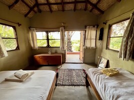 Habitación triple Premium, accesible para personas con discapacidad, vistas al mar | Sistema de insonorización y ropa de cama