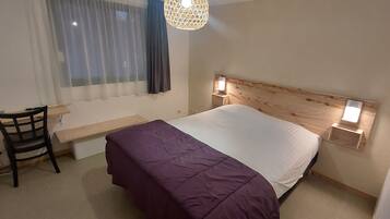Double Room | Desk, soundproofing, iron/ironing board, free cots/infant beds