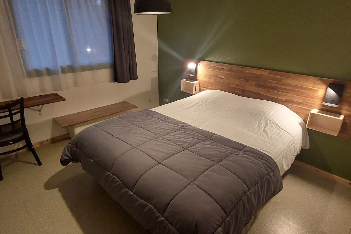 Double Room | Meja, kalis bunyi, seterika/papan seterika, katil bayi/kot (percuma)