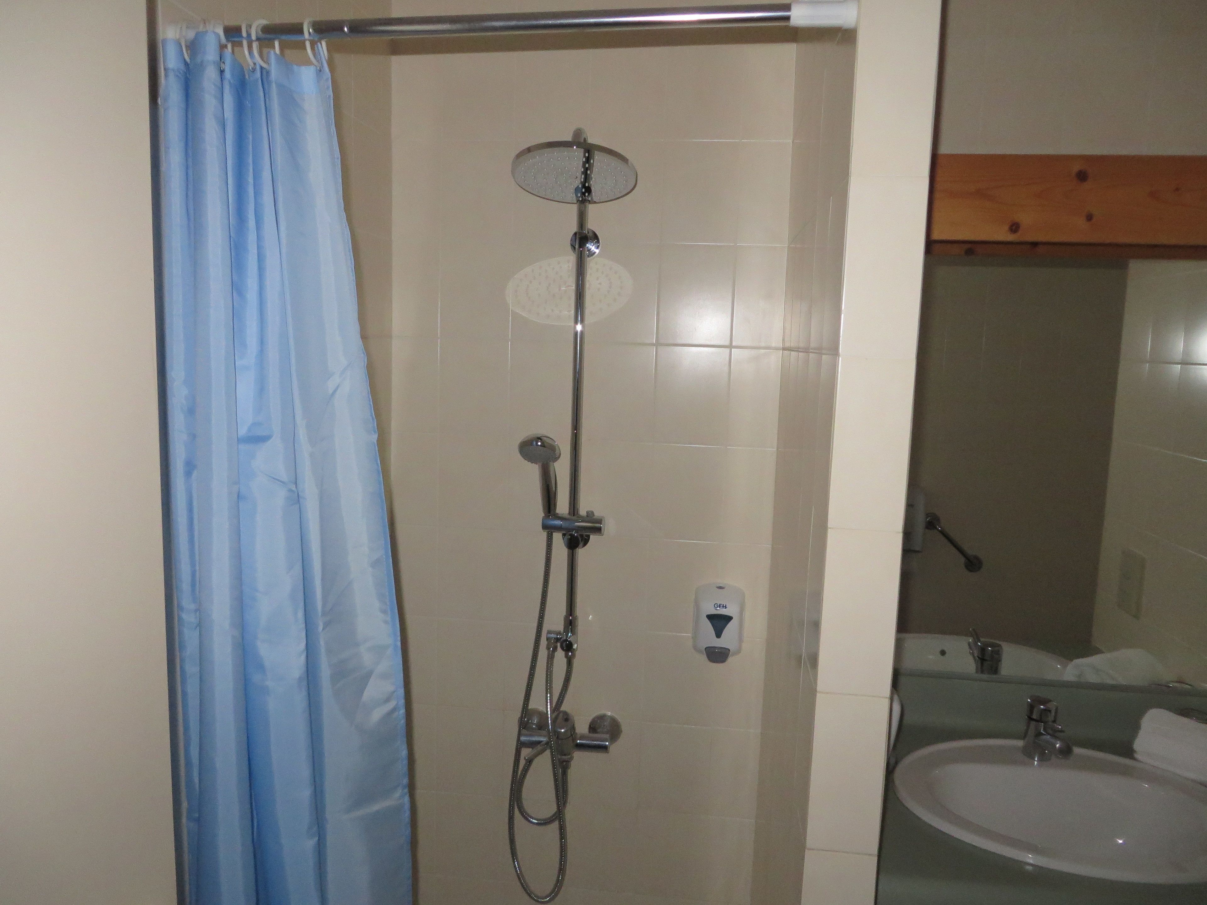 double room, accessible | bathroom | hair dryer, towels, soap, shampoo