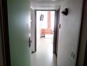 Quarto casal, acessível | Escrivaninha, quartos à prova de som, ferros/tábuas de passar roupa