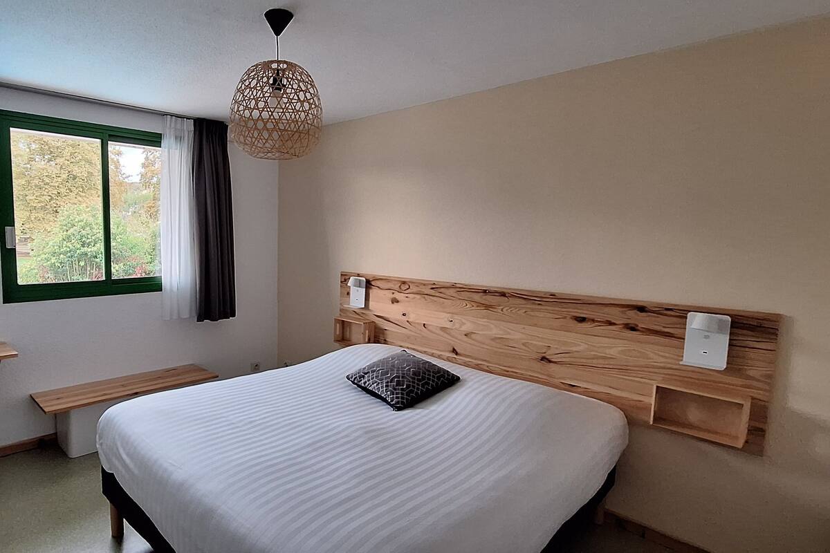 Quarto casal | Escrivaninha, quartos à prova de som, ferros/tábuas de passar roupa
