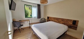Doppelzimmer, barrierefrei | Schreibtisch, schallisolierte Zimmer, Bügeleisen/Bügelbrett
