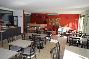 Desayuno continental (EUR 9.50 por persona) 