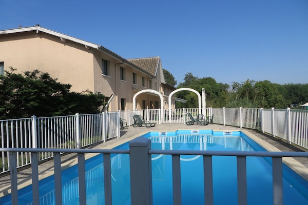 Piscine extérieure, chaises longues
