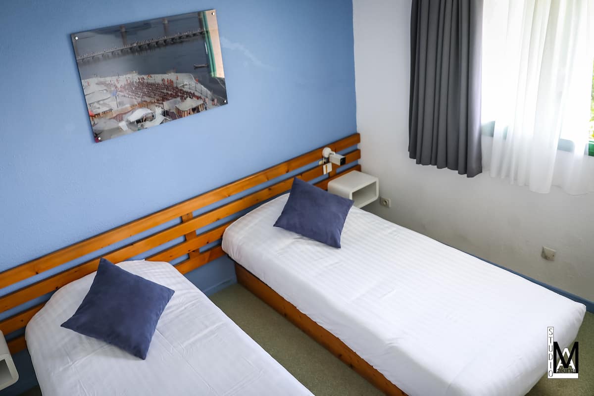 Twin Room | Meja, kalis bunyi, seterika/papan seterika, katil bayi/kot (percuma)