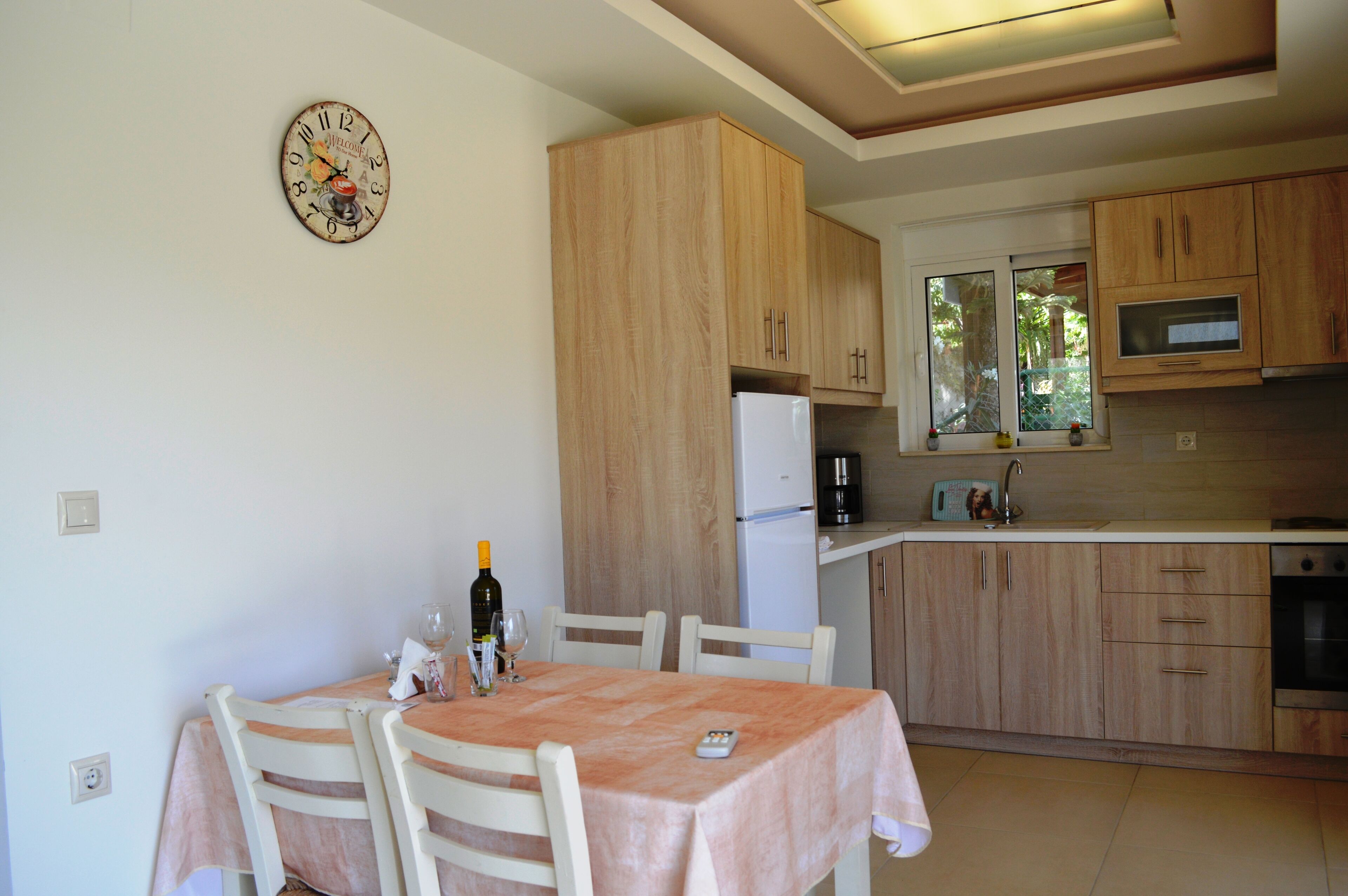 apartment, 2 bedrooms | private kitchen | fridge, oven, stovetop, coffee/tea maker